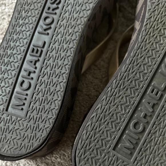 🔸Michael Kors Platform Flip Flops - Picture 11 of 12